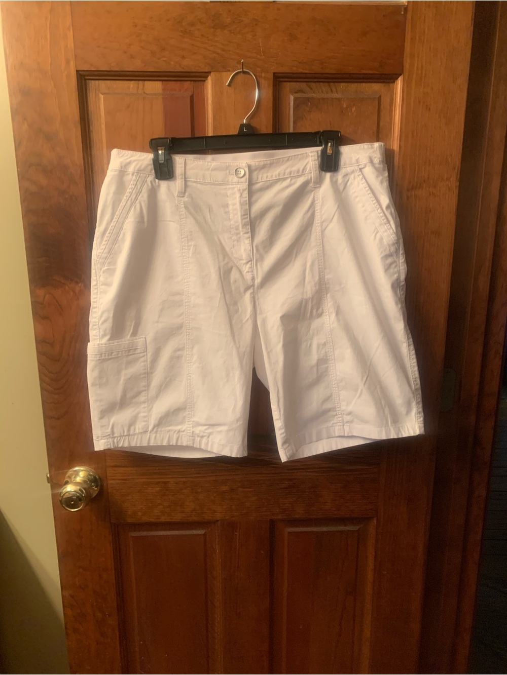 Chico's WHITE Women's Bermuda Cargo Shorts, size 2 or 10-12 Large, zip front.